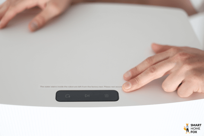 Видны кнопки управления ультрасовременной станцией Dreame L20.